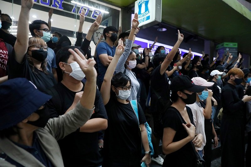 2020-10-17T090505Z_1_LYNXMPEG9G0AS_RTROPTP_4_THAILAND-PROTESTS.JPG