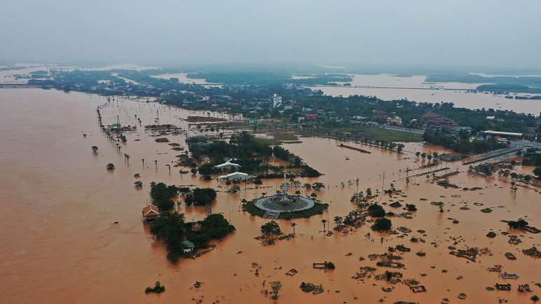 2020-10-19T055140Z_1_LYNXMPEG9I0DG_RTROPTP_4_ASIA-STORM-VIETNAM.JPG