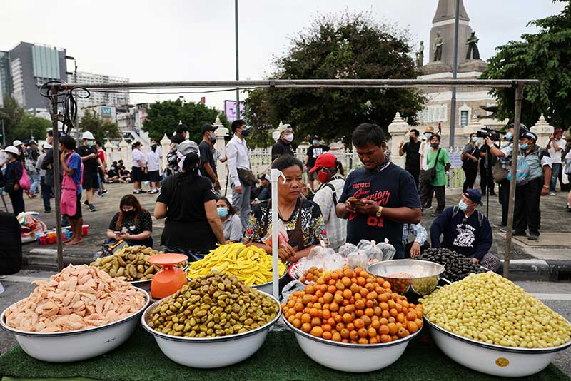 2020-10-21T175746Z_1_LYNXMPEG9K1OZ_RTROPTP_4_THAILAND-PROTESTS-FOOD-CARTS.JPG
