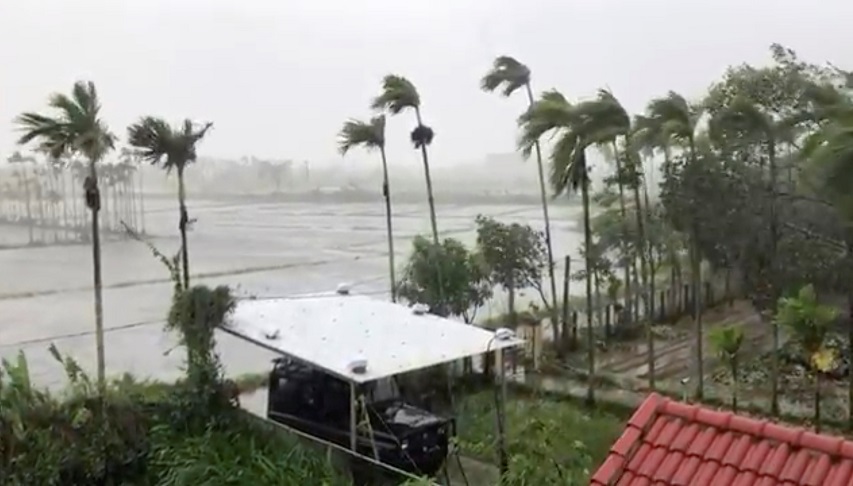 2020-10-28T075747Z_1_LYNXMPEG9R0IO_RTROPTP_4_ASIA-STORM-VIETNAM.JPG
