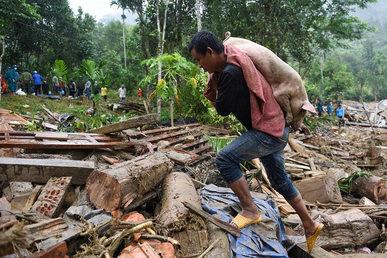 2020-10-30T085859Z_1_LYNXMPEG9T0O3_RTROPTP_4_ASIA-STORM-VIETNAM.JPG
