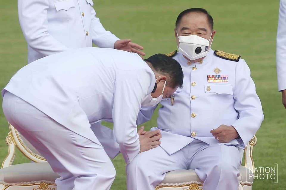 345981243_AnuchaNakasaiMinisterattachedtothePrimeMinistersOfficebowingatPrawitslap.jpg.3e36f9b6b0a2aa252e61aa50c3d23edd.jpg