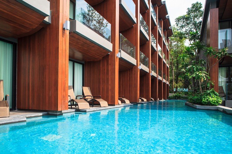 Pool-Access-Jacuzzi-Deluxe-2-1.jpg