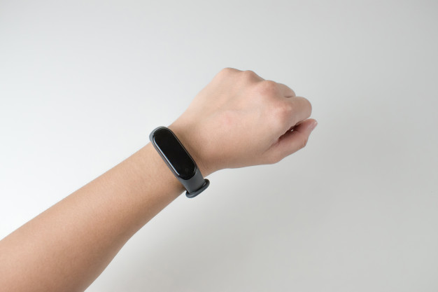 closeup-pictures-women-wearing-digital-smart-watches_37282-394.jpg