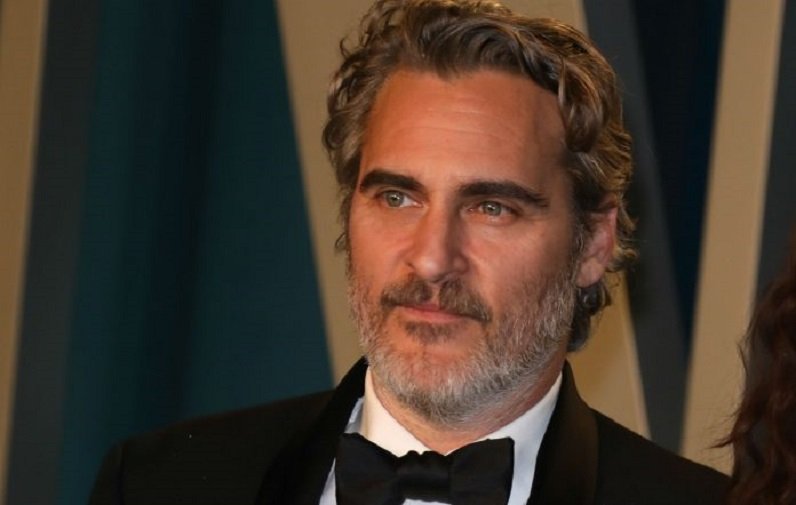 joaquin-phoenix-2000x1270-1-696x442.jpg