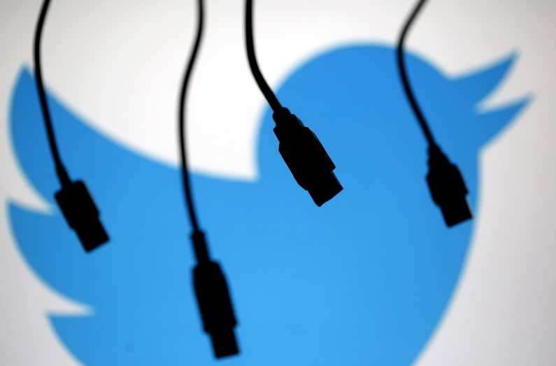 2020-11-04T081224Z_4_LYNXMPEGA30FY_RTROPTP_4_USA-ELECTION-SOCIALMEDIA.JPG
