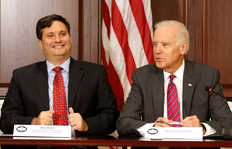 2020-11-12T030336Z_1_LYNXMPEGAB06L_RTROPTP_4_USA-ELECTION-BIDEN-KLAIN.JPG