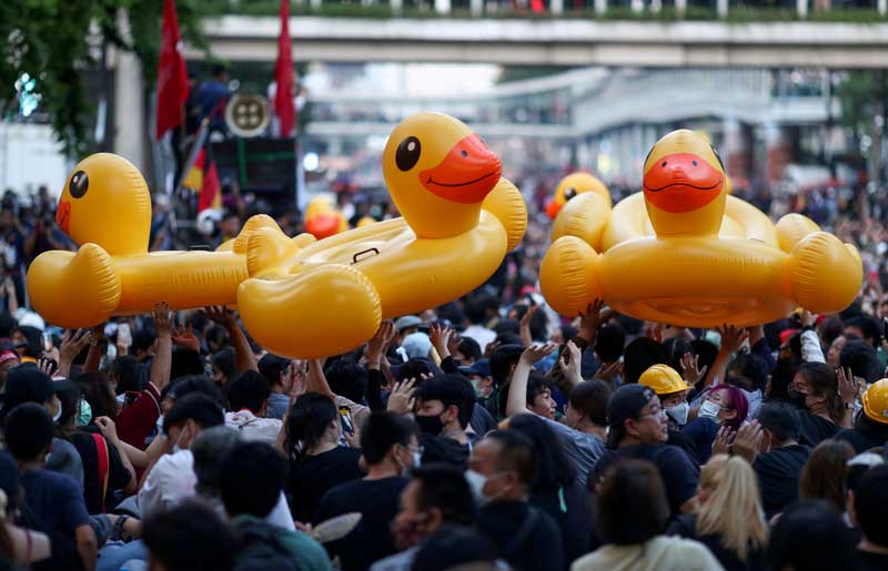 2020-11-18T165254Z_2_LYNXMPEGAH131_RTROPTP_4_THAILAND-PROTESTS-DUCKS.JPG
