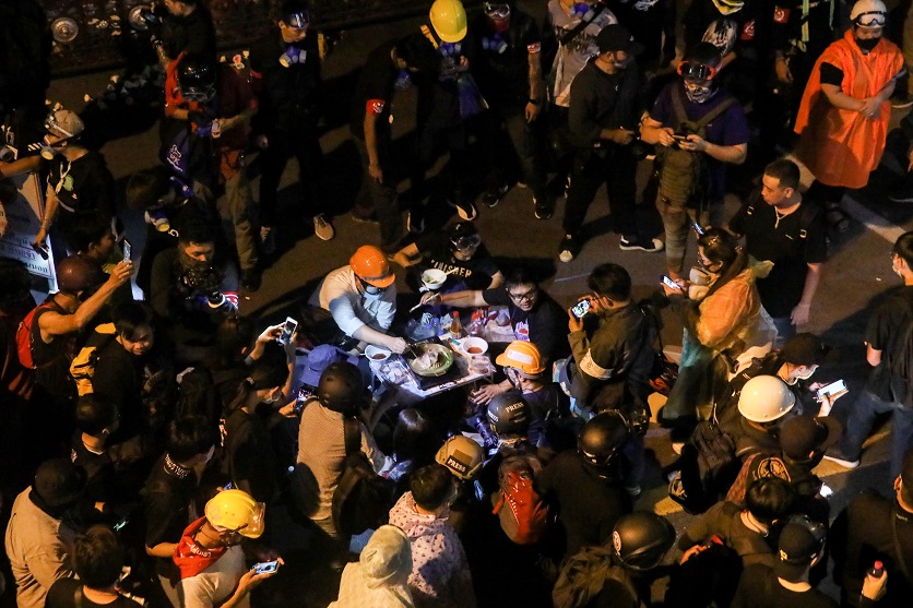 2020-11-19T070323Z_1_LYNXMPEGAI0DF_RTROPTP_4_THAILAND-PROTESTS-BARBECUE.JPG