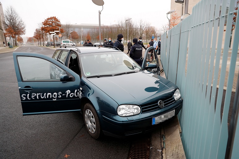2020-11-25T093147Z_1_LYNXMPEGAO0JT_RTROPTP_4_GERMANY-SECURITY-CRASH.JPG
