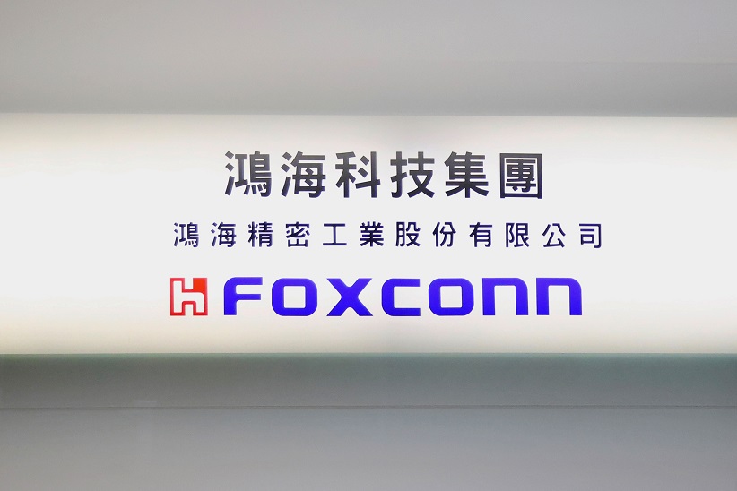 2020-11-26T101054Z_2_LYNXMPEGAP0FN_RTROPTP_4_FOXCONN-VIETNAM-APPLE.JPG