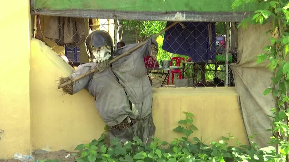 2020-11-26T130551Z_1_LOP000MDCPLBP_RTRMADP_BASEIMAGE-960X540_HEALTH-CORONAVIRUS-CAMBODIA-SCARECROWS.JPG