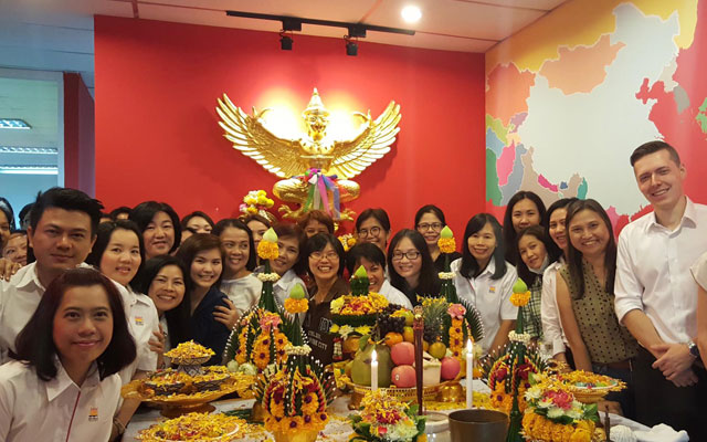 Diethelm-Travel-Thailand-team-in-front-of-Royal-Garuda.jpg