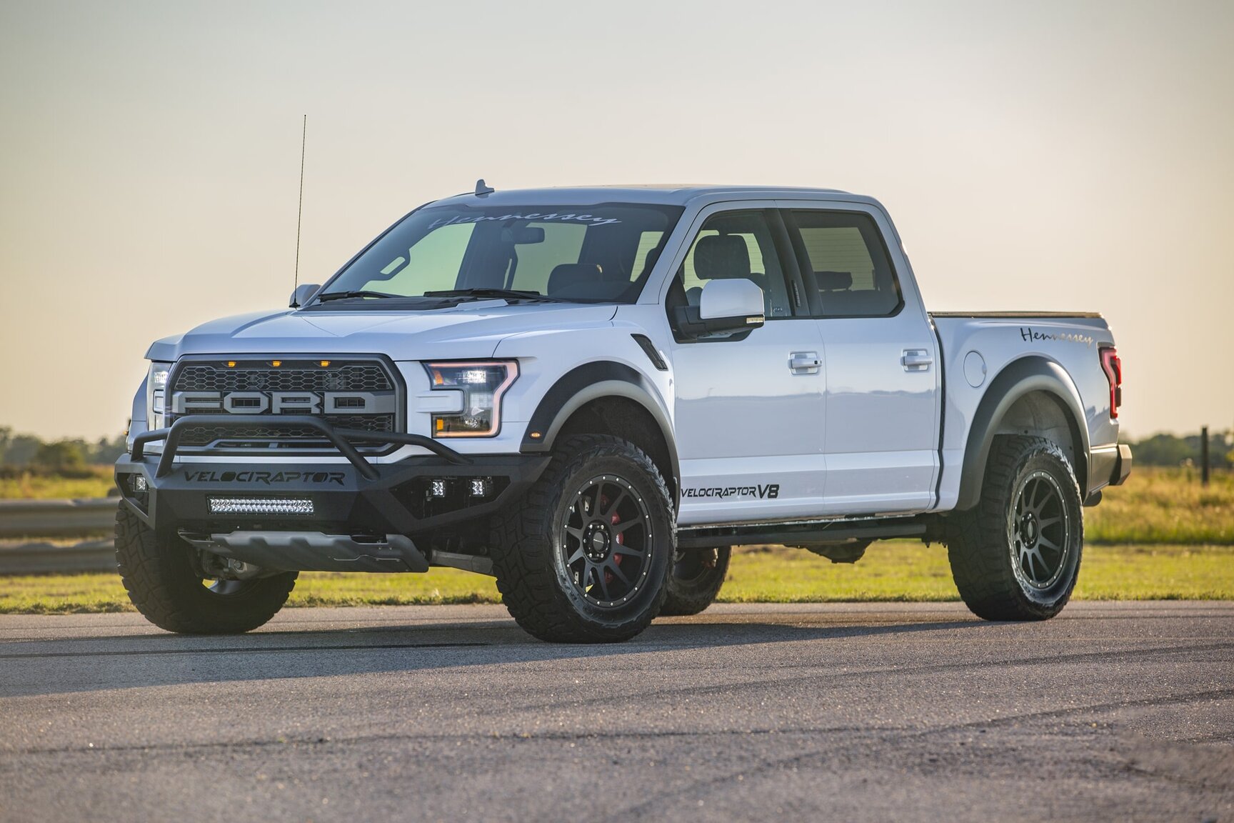 Hennessey-Velociraptor-V8-White-Sunset_01-min.thumb.jpg.667188145ad61a24c73f472deaf80373.jpg