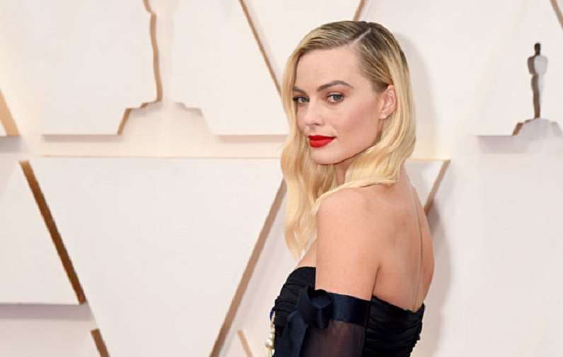 Margot-Robbie-696x442.jpg