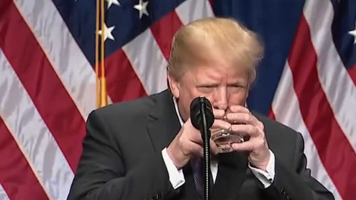 trumps_drinks_water.jpg.29e3cea81f8e8afde2c1b47b341cbbd5.jpg