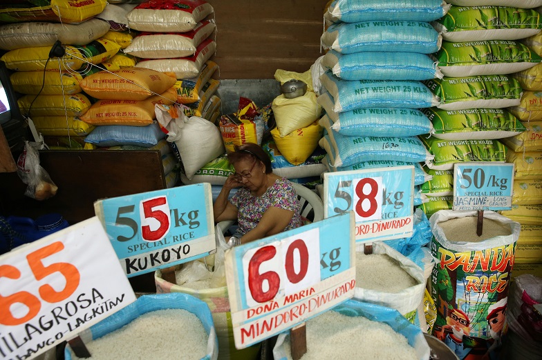 2020-12-03T101320Z_1_LYNXMPEGB20OE_RTROPTP_4_PHILIPPINES-ECONOMY-INFLATION.JPG
