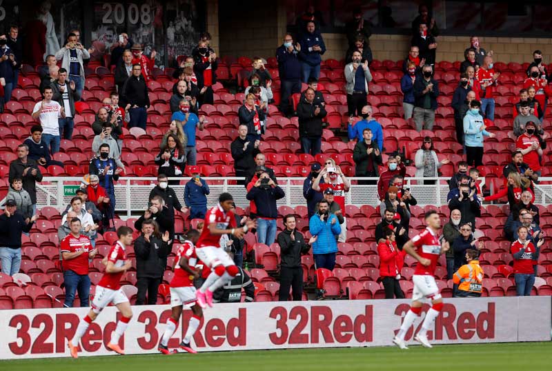 2020-12-03T175552Z_1_LYNXMPEGB21LS_RTROPTP_4_SOCCER-ENGLAND-FANS.JPG