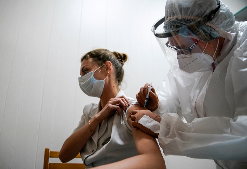 2020-12-05T084345Z_2_LYNXMPEGB404G_RTROPTP_4_HEALTH-CORONAVIRUS-RUSSIA-VOLUNTEERS.JPG