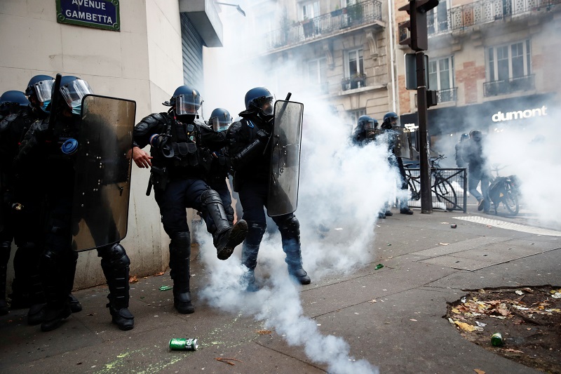 2020-12-05T150055Z_1_LYNXMPEGB40BV_RTROPTP_4_FRANCE-SECURITY-PROTEST.JPG