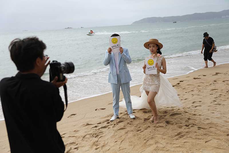 2020-12-06T230944Z_1_LYNXMPEGB50LE_RTROPTP_4_CHINA-ECONOMY-TOURISM-HAINAN.JPG