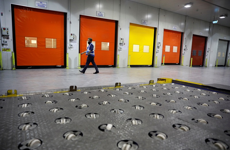 2020-12-18T050450Z_1_LYNXMPEGBH08H_RTROPTP_4_HEALTH-CORONAVIRUS-SINGAPORE-COLDCHAIN.JPG