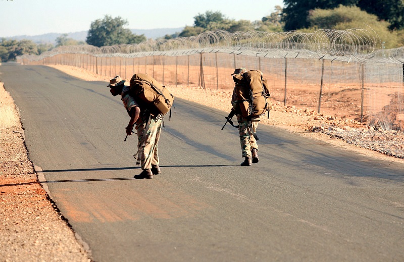 2020-12-25T162539Z_2_LYNXMPEGBO0DV_RTROPTP_4_SAFRICA-ZIMBABWE-BORDER.JPG