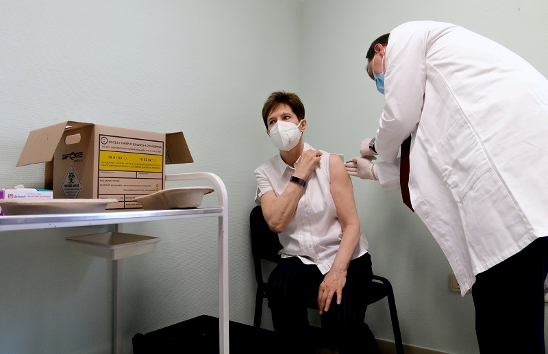 2020-12-27T000448Z_1_LYNXMPEGBQ002_RTROPTP_4_HEALTH-CORONAVIRUS-EUROPE-VACCINES.JPG