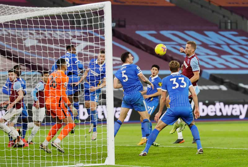 2020-12-27T164640Z_1_LYNXMPEGBQ09S_RTROPTP_4_SOCCER-ENGLAND-WHU-BRH-REPORT.JPG