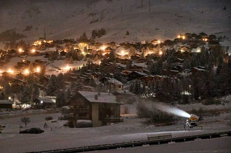 2020-12-28T143358Z_1_LYNXMPEGBR0LO_RTROPTP_4_HEALTH-CORONAVIRUS-BRITAIN-SKI.JPG