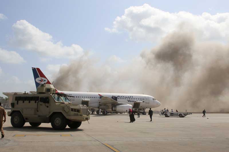 2020-12-30T162403Z_2_LYNXMPEGBT0QE_RTROPTP_4_YEMEN-SECURITY.JPG