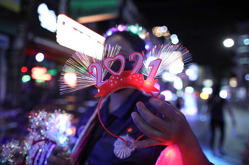 2020-12-31T133812Z_1_LYNXMPEGBU0LE_RTROPTP_4_HEALTH-CORONAVIRUS-NEWYEAR-THAILAND.JPG