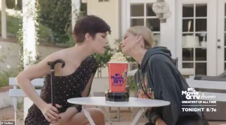 36528582-9024931-Iconic_kiss_Sarah_Michelle_Gellar_and_Selma_Blair_led_the_honore-a-9_1607313273695.jpg