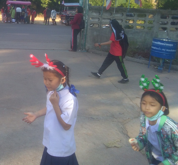 926636181_Santasatschool07.png.edcaa889eea2c97de3421d7113e640e4.png