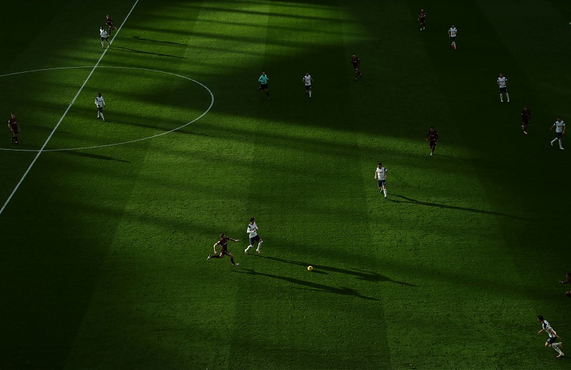 2021-01-02T170620Z_1_LYNXMPEH0107Z_RTROPTP_4_SOCCER-ENGLAND-TOT-LEE-REPORT.JPG
