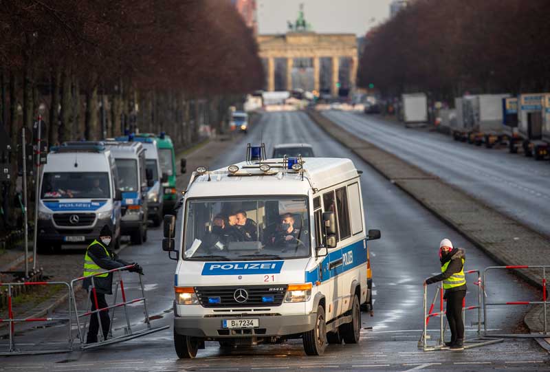 2021-01-03T220738Z_1_LYNXMPEH020CW_RTROPTP_4_HEALTH-CORONAVIRUS-GERMANY-PROTEST.JPG
