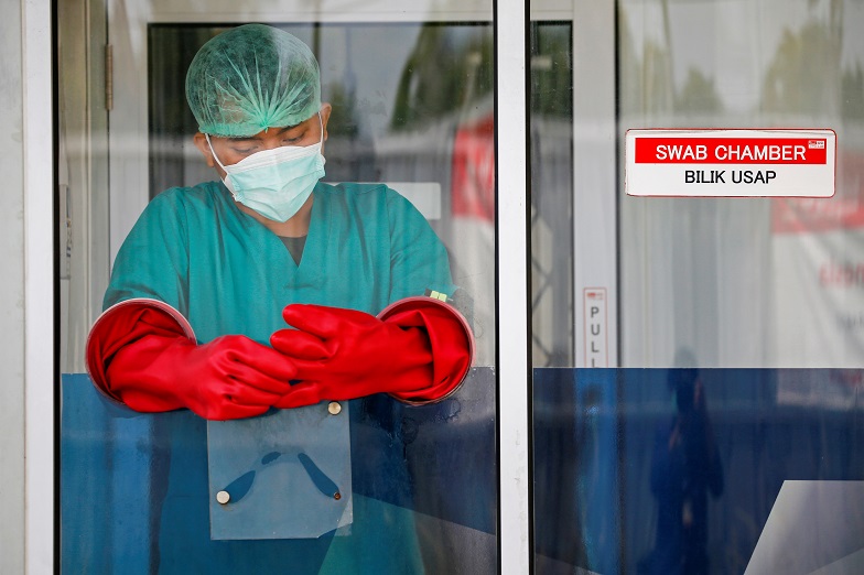 2021-01-04T075033Z_1_LYNXMPEH030BO_RTROPTP_4_HEALTH-CORONAVIRUS-INDONESIA-VACCINE.JPG
