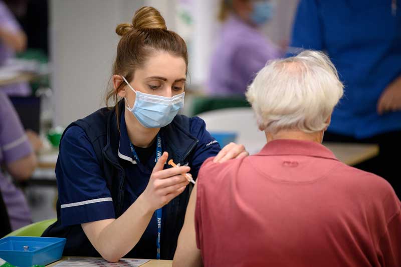 2021-01-14T202052Z_1_LYNXMPEH0D1J9_RTROPTP_4_HEALTH-CORONAVIRUS-BRITAIN-VACCINE.JPG