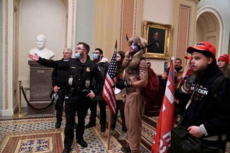 2021-01-14T222349Z_1_LYNXMPEH0D1MK_RTROPTP_4_USA-TRUMP-PROTEST-CASES.JPG