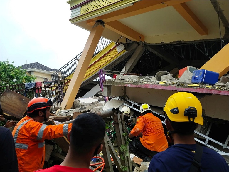 2021-01-15T024650Z_1_LYNXMPEH0E047_RTROPTP_4_INDONESIA-QUAKE.JPG