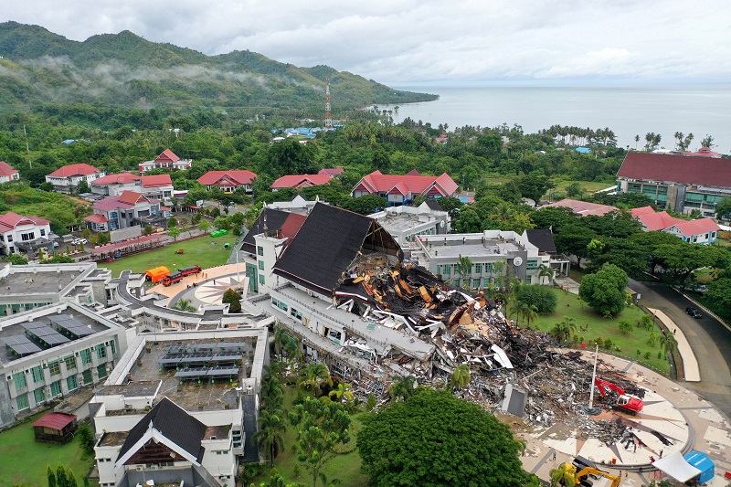 2021-01-16T042903Z_1_LYNXMPEH0F028_RTROPTP_4_INDONESIA-QUAKE.JPG