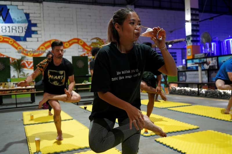 2021-01-22T021804Z_1_LYNXMPEH0L050_RTROPTP_4_HEALTH-CORONAVIRUS-CAMBODIA-BEER-YOGA.JPG