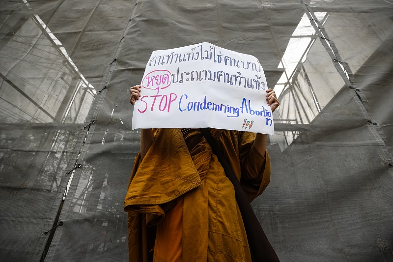 2021-01-29T105119Z_1_LYNXMPEH0S0PB_RTROPTP_4_UK-THAILAND-WOMEN-BUDDHISM.JPG