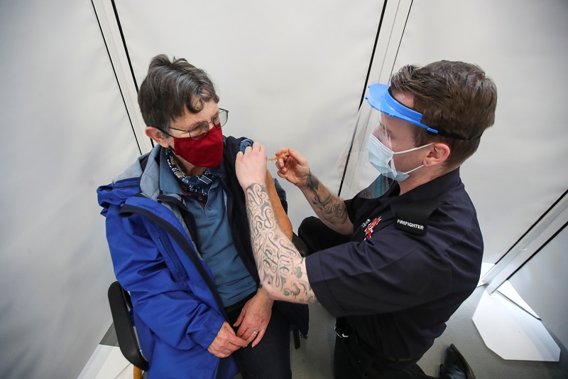 2021-02-06T225755Z_1_LYNXMPEH150KT_RTROPTP_4_HEALTH-CORONAVIRUS-BRITAIN-VACCINE.JPG