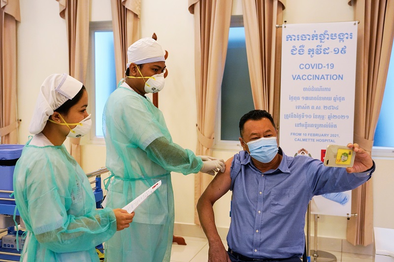 2021-02-10T051807Z_1_LYNXMPEH190AK_RTROPTP_4_HEALTH-CORONAVIRUS-CAMBODIA-VACCINE.JPG