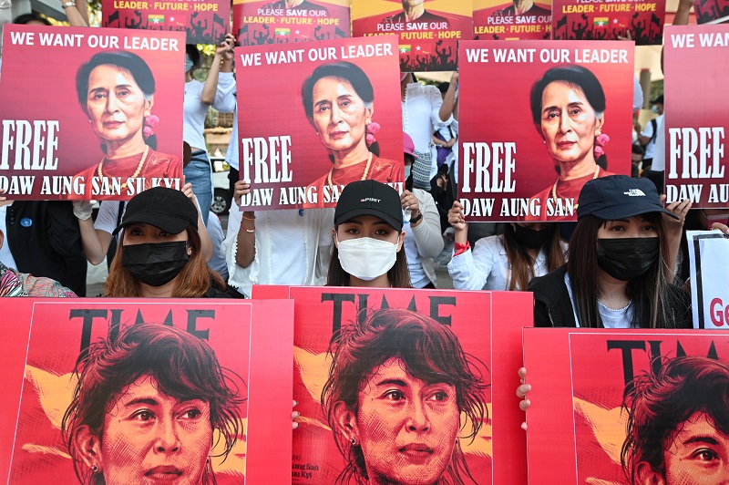 2021-02-13T190932Z_2_LYNXMPEH1C088_RTROPTP_4_MYANMAR-POLITICS.JPG