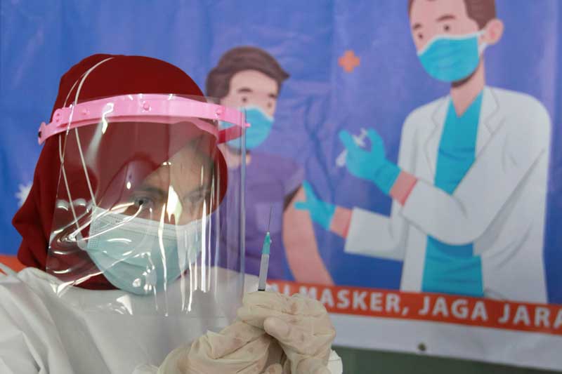 2021-02-17T100703Z_1_LYNXMPEH1G0MR_RTROPTP_4_HEALTH-CORONAVIRUS-INDONESIA-VACCINE.JPG