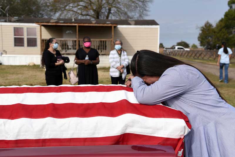 2021-02-22T192302Z_2_LYNXMPEH1L1AR_RTROPTP_4_HEALTH-CORONAVIRUS-USA-CASUALTIES.JPG