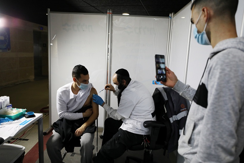 2021-02-26T082827Z_1_LYNXMPEH1P0GX_RTROPTP_4_HEALTH-CORONAVIRUS-ISRAEL-VACCINATED-RIGHTS.JPG
