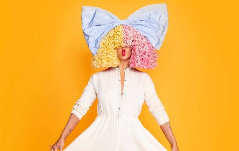 A-picture-of-the-world-famous-pop-strar-Sia-696x442.jpg